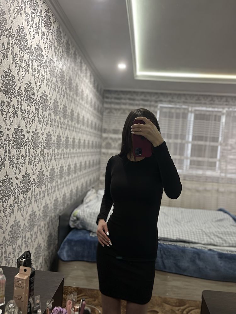 Чорна сукня на довгий рукав