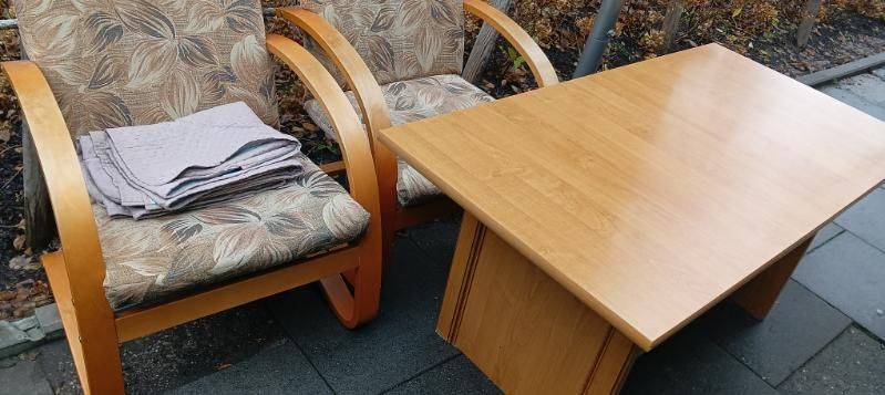 Dwa fotele ze stołem