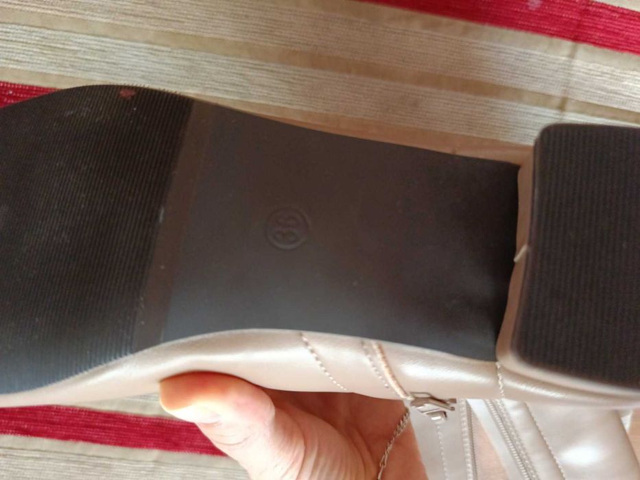 Шикарні бежеві чоботи