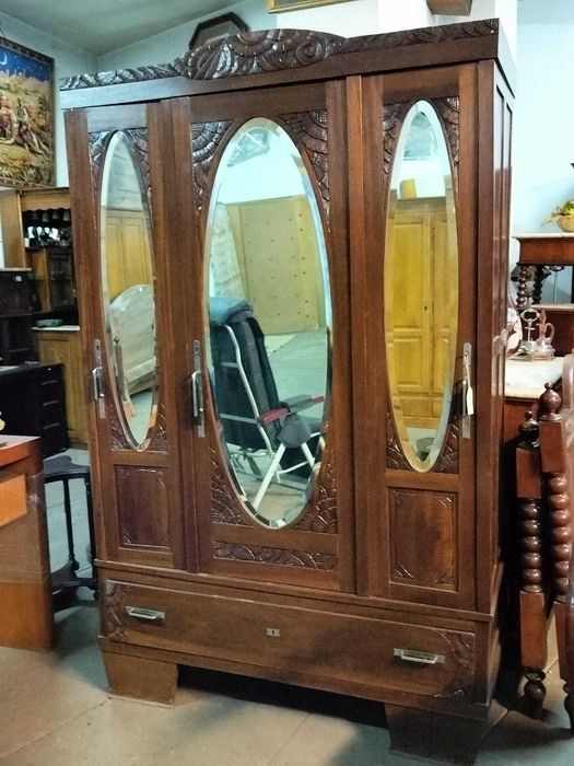 Roupeiro Vintage em Bom Estado