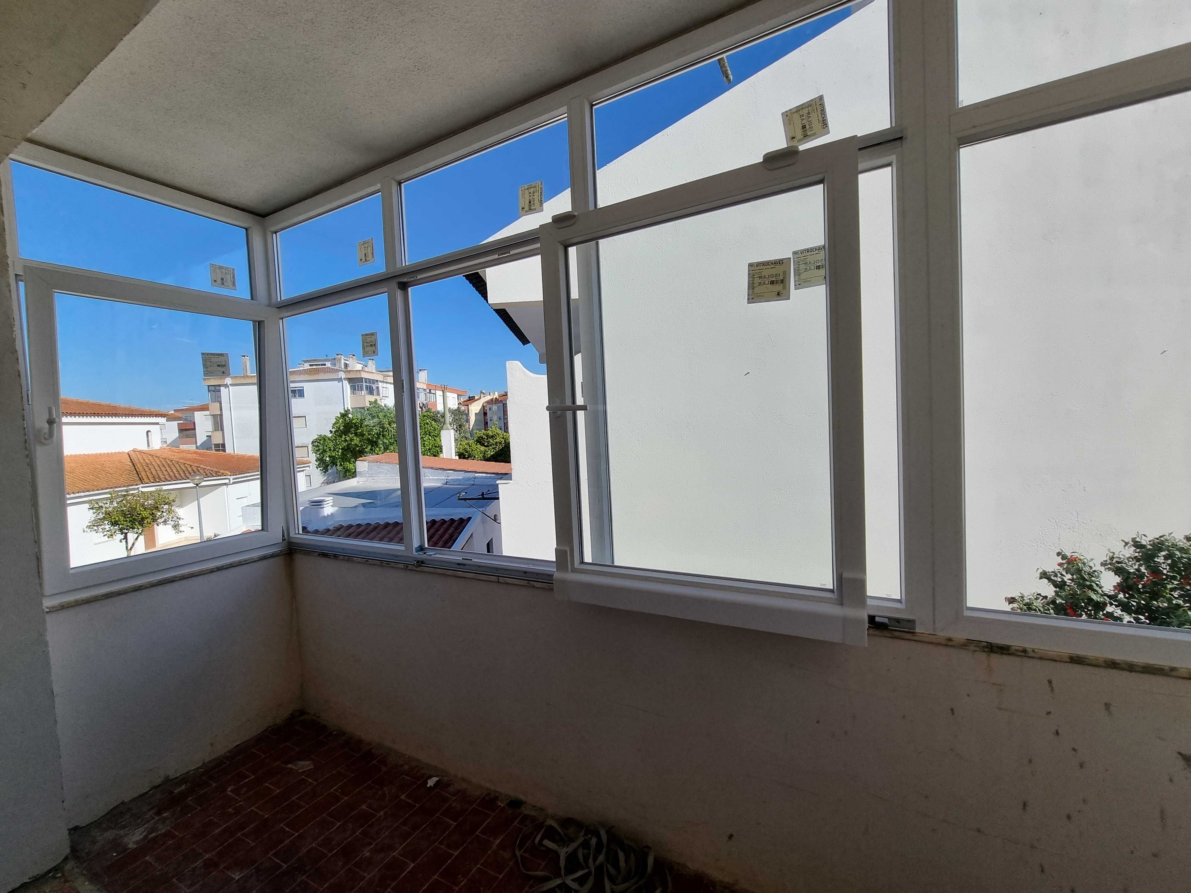 Janelas e portas em PVC, estores, Marquises, portadas em alumínio