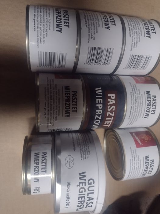 Zestaw  dziewięciu konserw mięsnych.