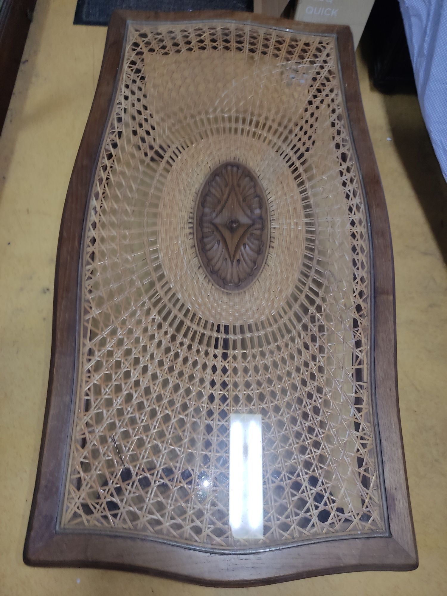 Mesa de madeira e vidro