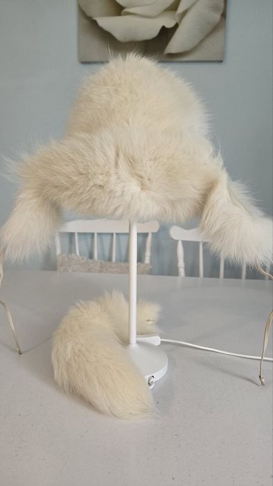 Biała czapka z prawdziwego futra