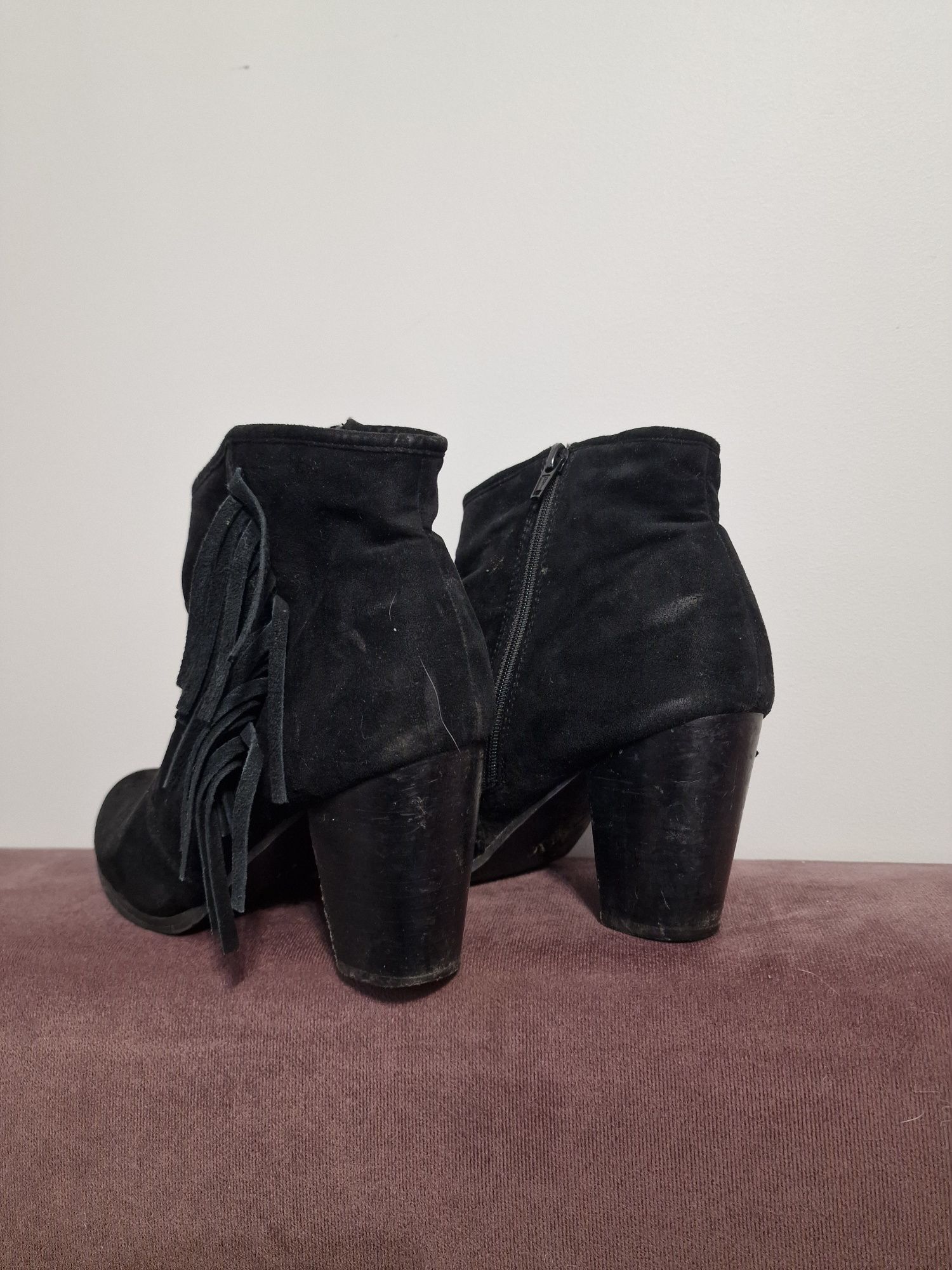 Botki kowbojki 39 zamszowe czarne frędzle obcasy jesienne buty damskie