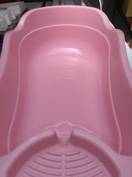 Banheira de bebê, côr de rosa.