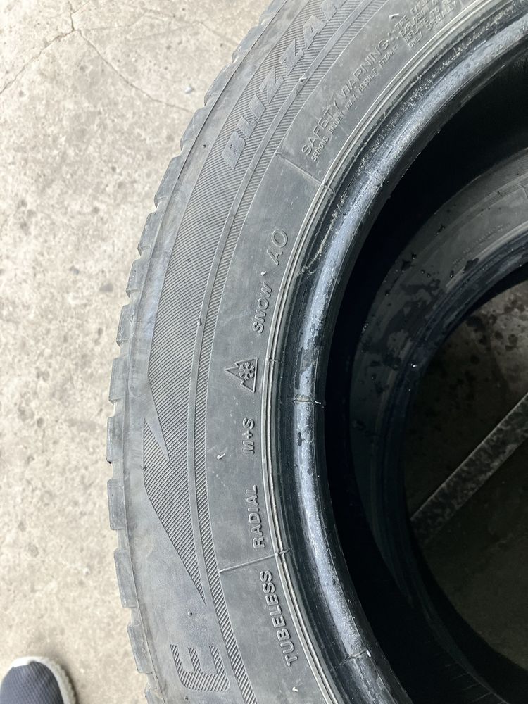 Зимова гума Bridgestone, 215/55R17