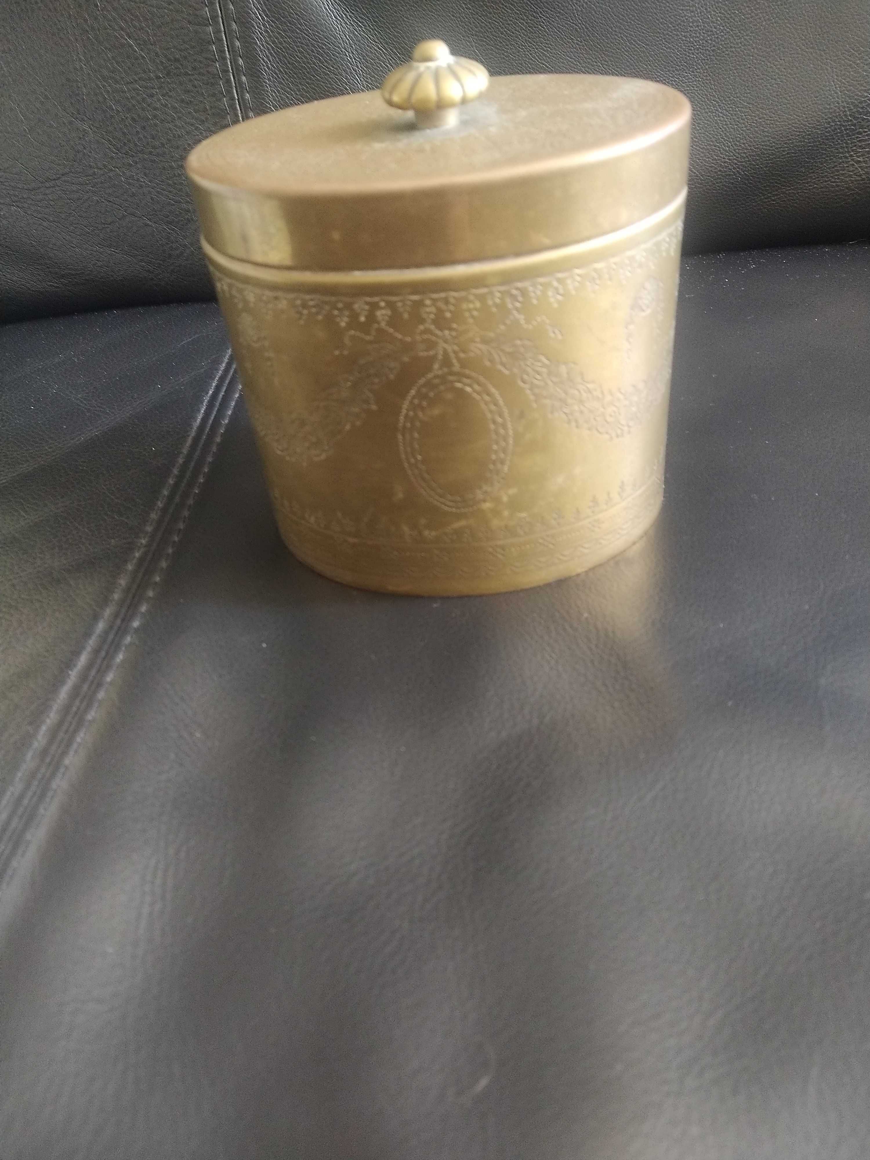 Antiga lata de chá, em latão dourado, com relevos