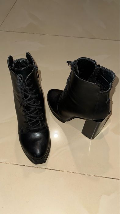 Зимові чобітки на каблуку