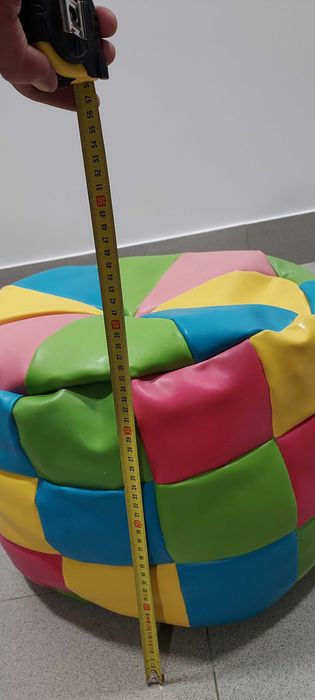 Pequeno assento tipo puff super colorido