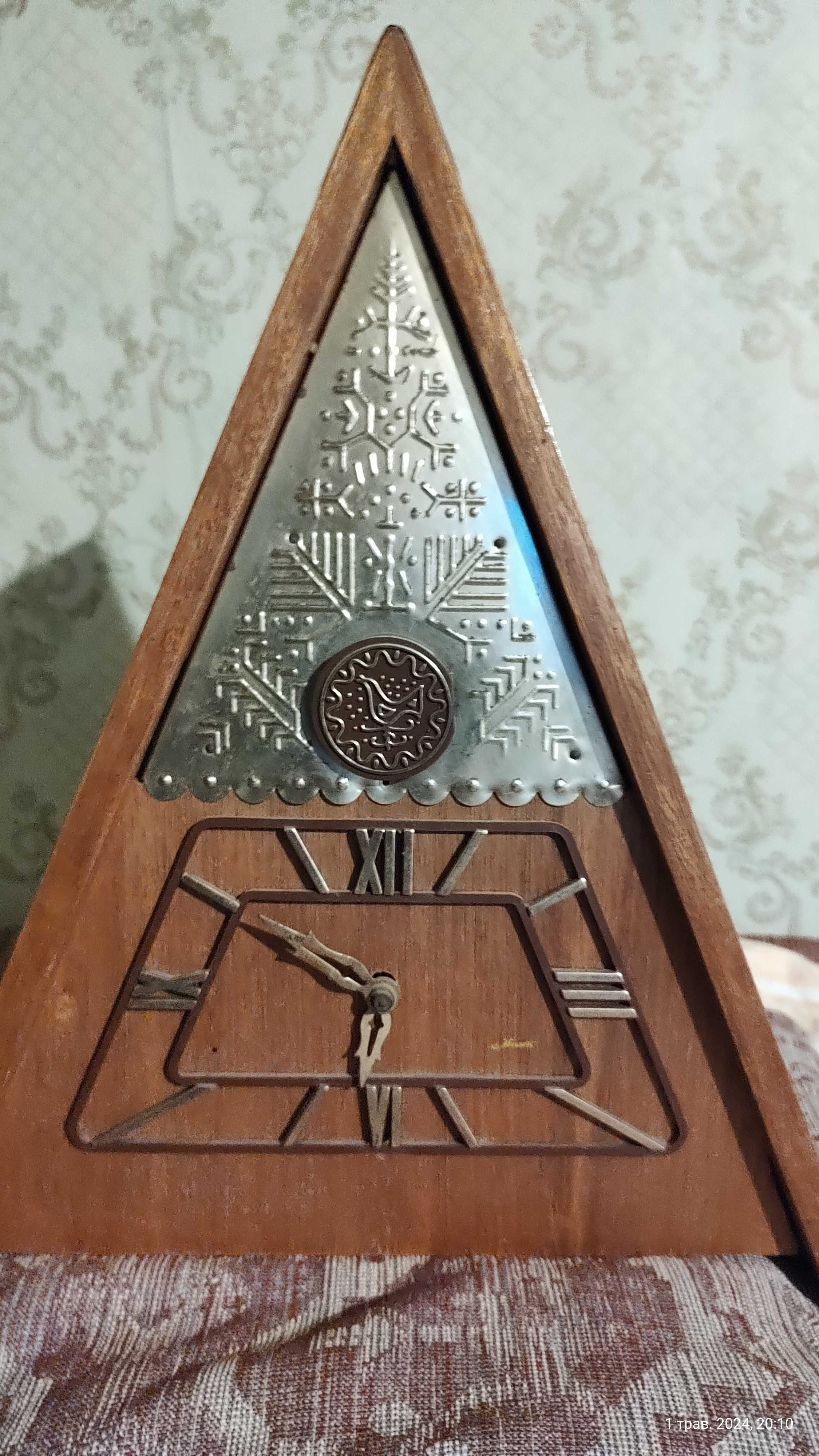 Настінний дерев"яний годинник зозуля виробництва Маяк