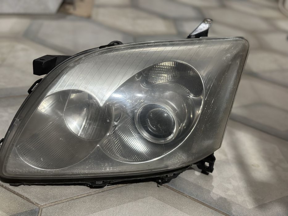 Фари тойота avensis t25