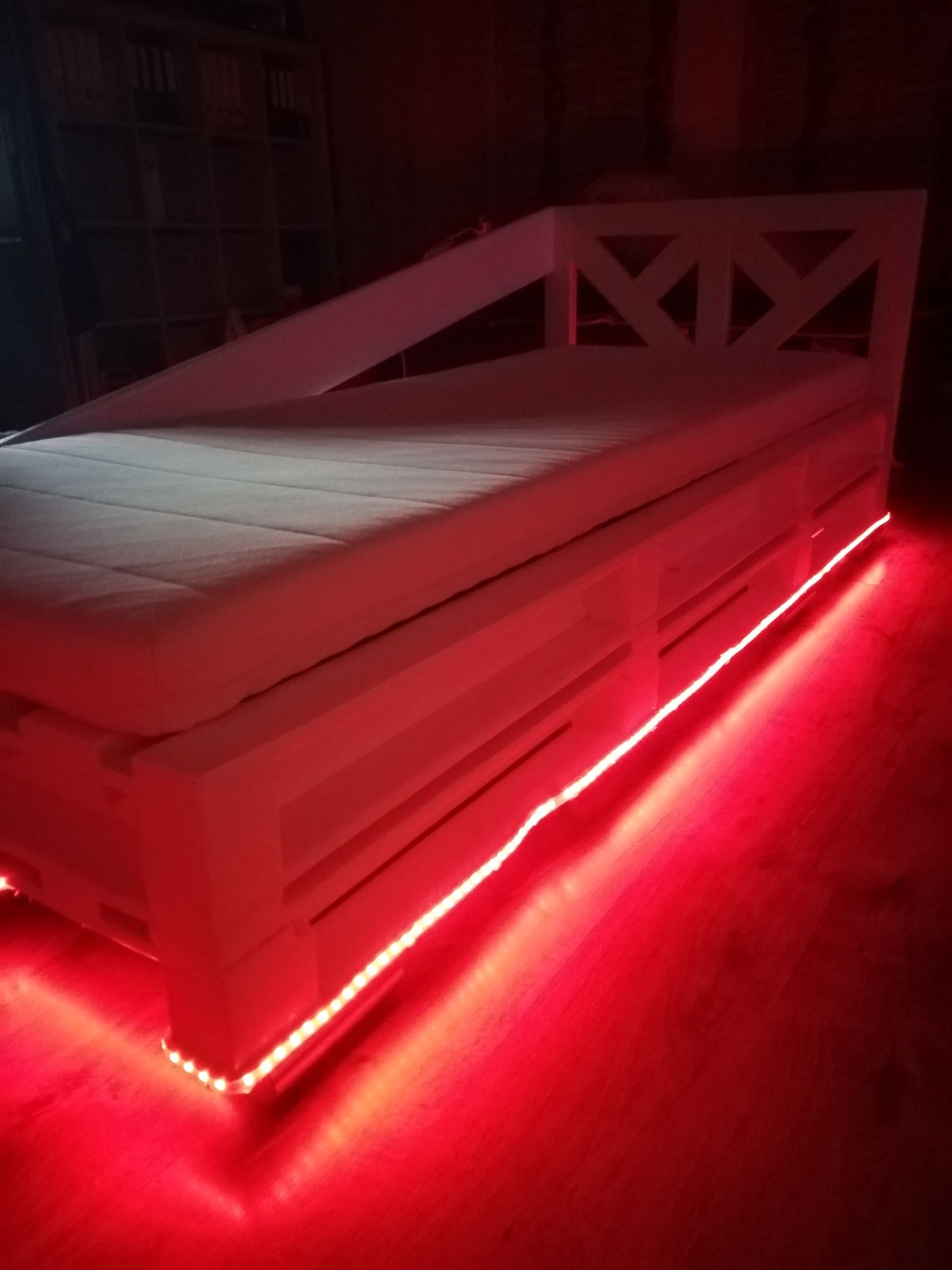 Łóżko z palet z ośw. LED