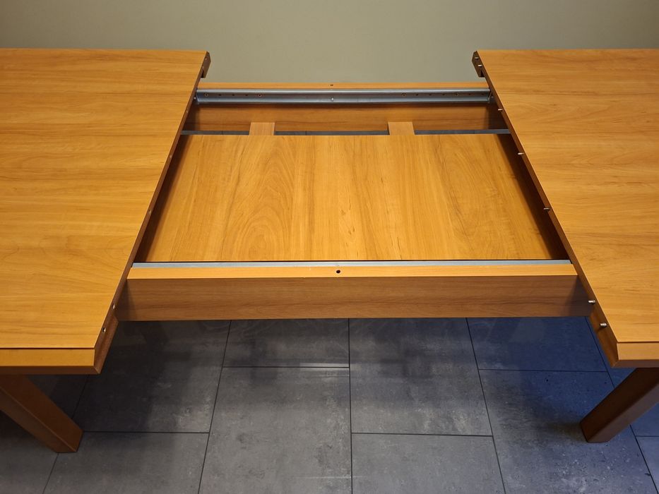 Stół z krzesłami - komplet