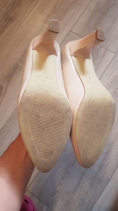 Beżowe czółenka 37