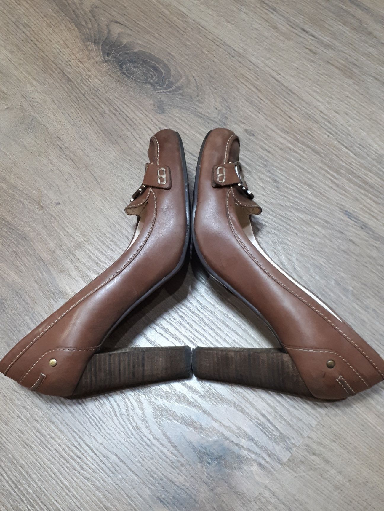 Guess кожаные туфли лоферы бежевые коричневые туфельки