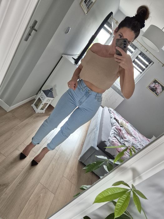 Jeansy mom fit z wysokim stanem taliowane podkreslajace posladki