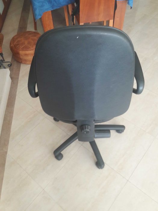 2 Cadeiras de Escritório Giratórias, cor preta.