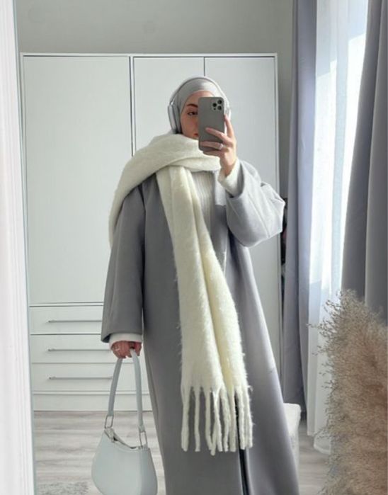 Білий обʼємний шарф