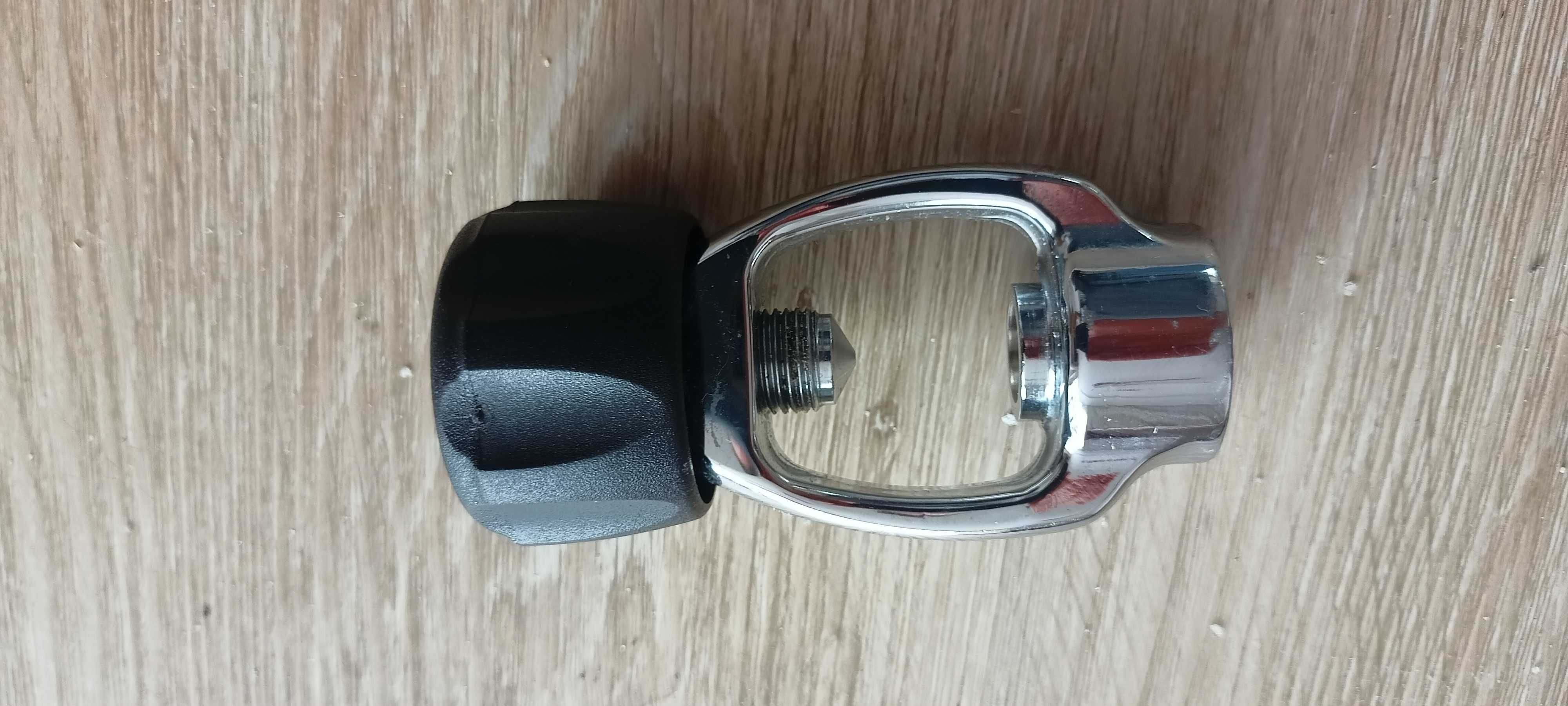 Adapter strzemiączko do butli nurkowej