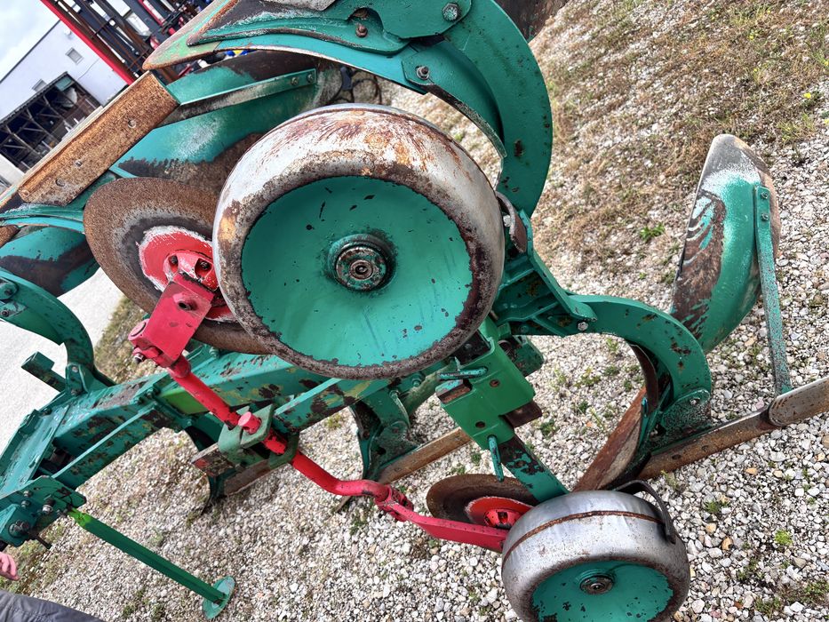 Оборотний плуг , плуг трьохкорпусний оборотний