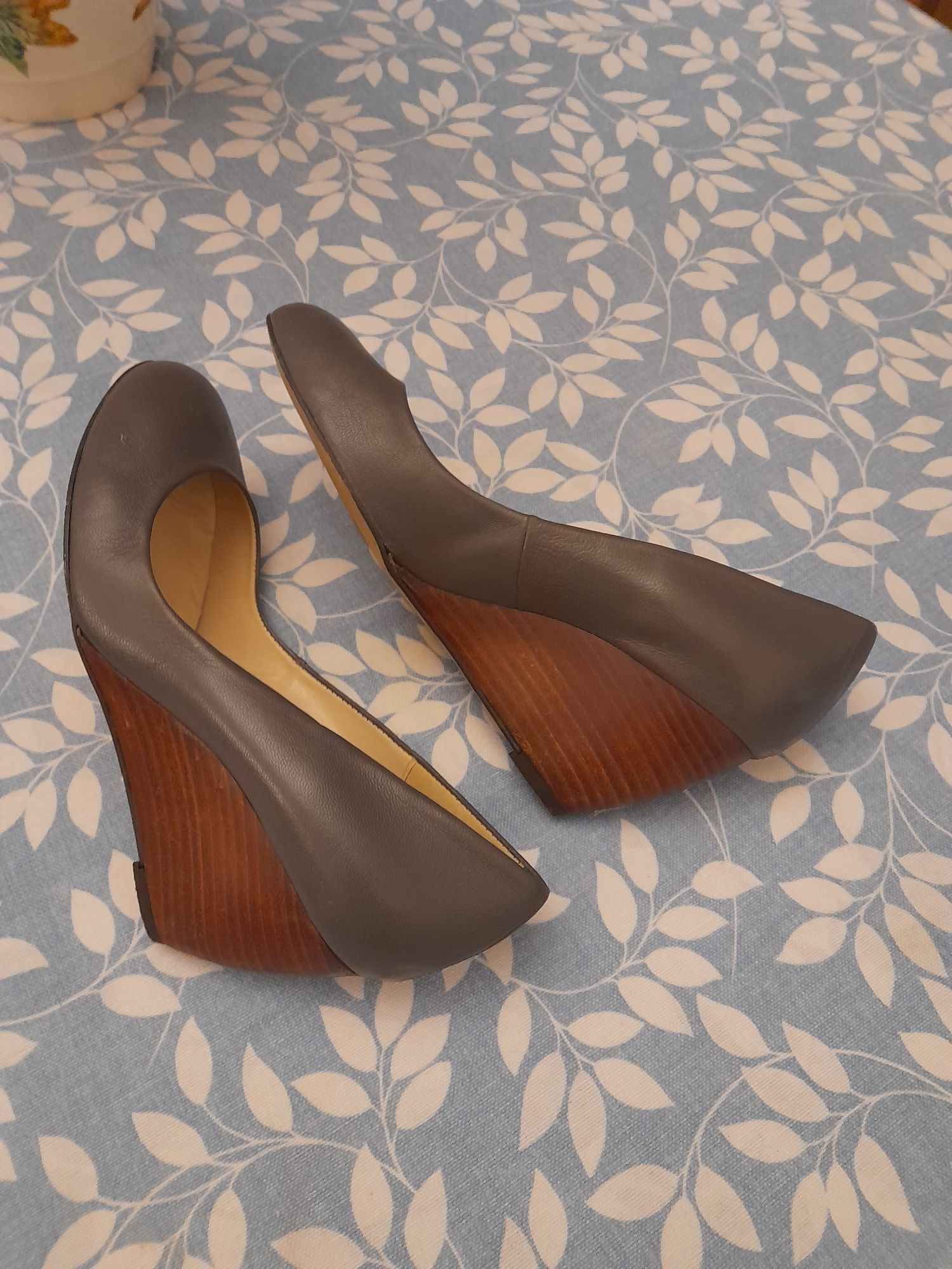 Sapatos cinzentos de pele de cunha tam.36
