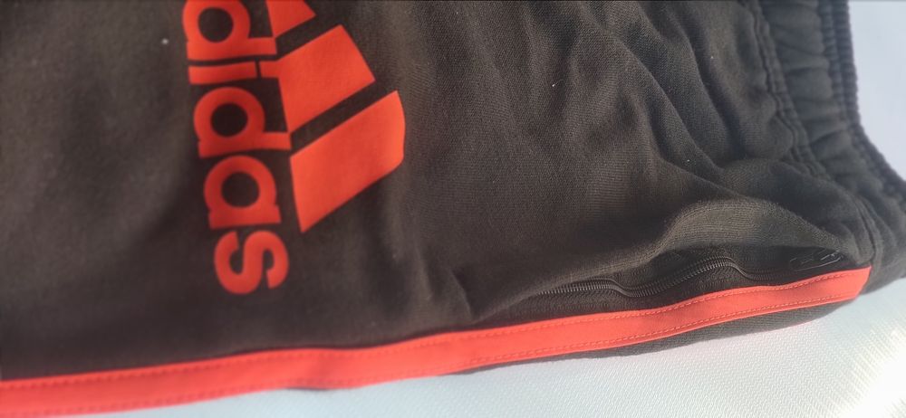 Calças Adidas listas vermelhas S