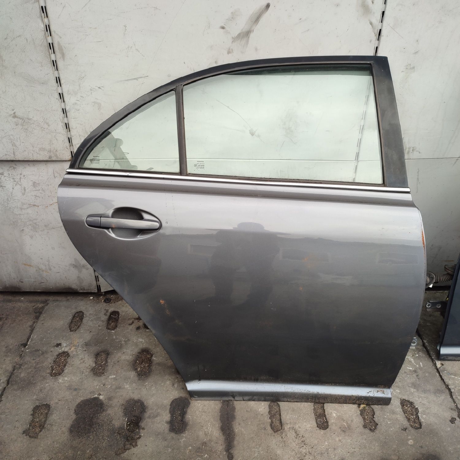 Drzwi prawy tył toyota Avensis t25
