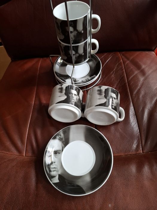 Filiżanki z podstawkami na stojaku,James Dean