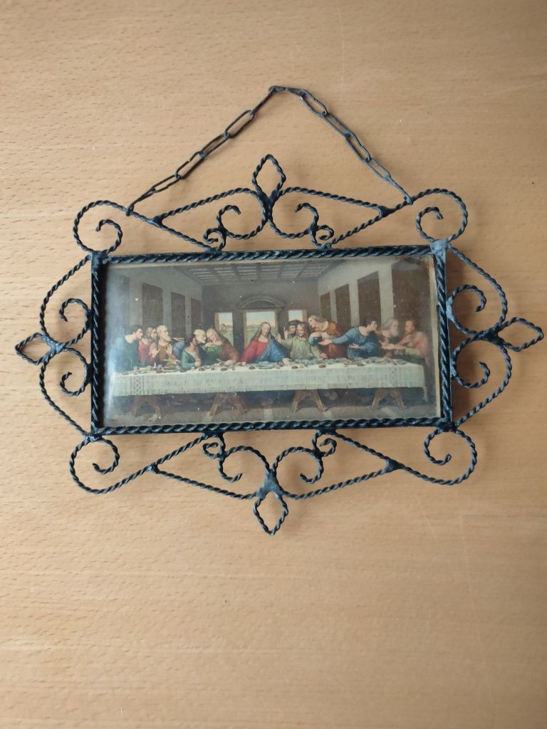 Conjunto de figuras religiosas antigas.