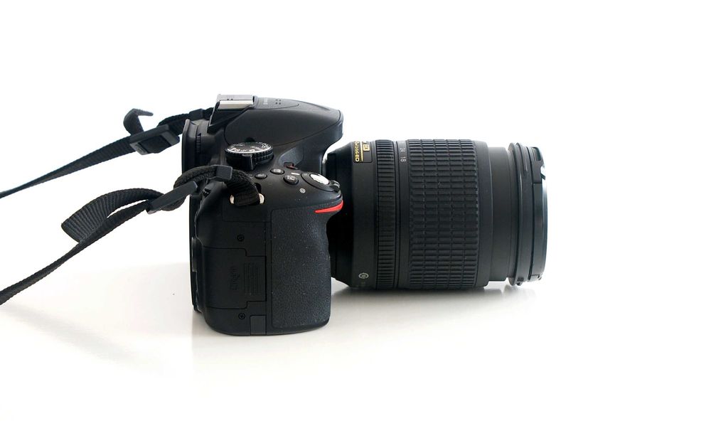 Tylko 8300 zdjęć!! Nikon D5200+18-105mm VR+Torba+Nowa 32 GB + Pudełko
