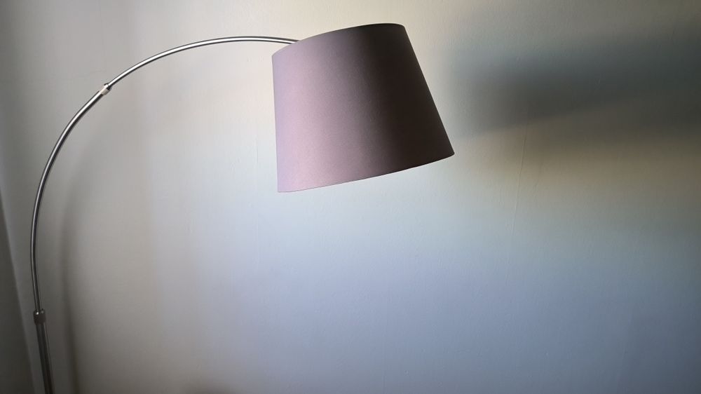 Lampa łukowa ze stali z szarym abażurem z tkaniny