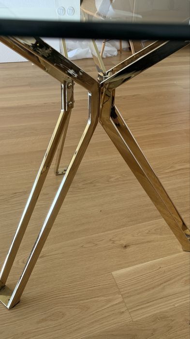 Mesa redonda em vidro 1.10cm, com estrutura metalica dourada.