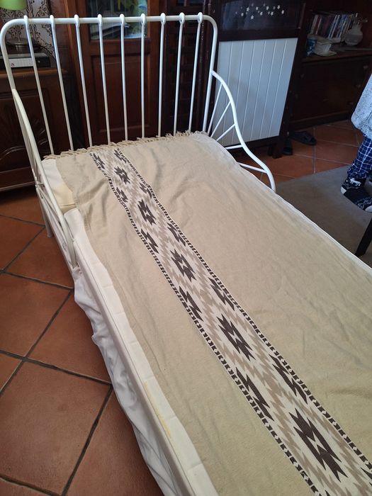 Cama Solteira da Ikea com colchao