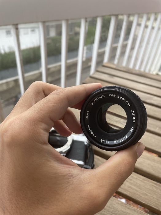 Olympus OM-2n + 50mm f/1.8 Zuiko – Analógica em ótimo estado