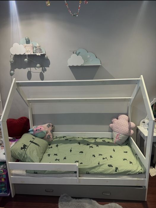 Łóżko domek z barierką, szufladą i materacem – białe/szare