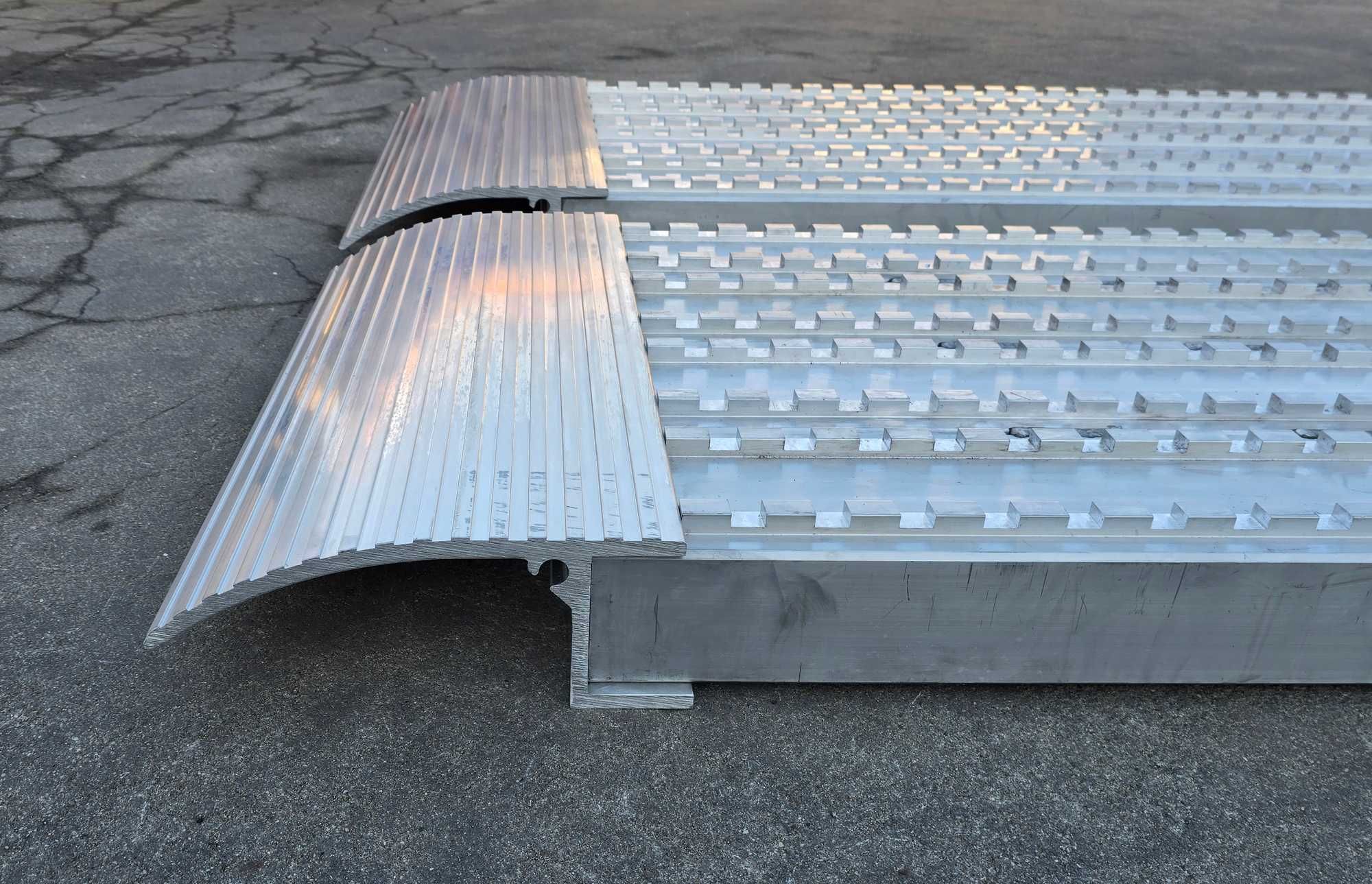 Najazdy aluminiowe PROFESSIONAL 3500x600x90mm mocow. na płetwę 10,6 t.