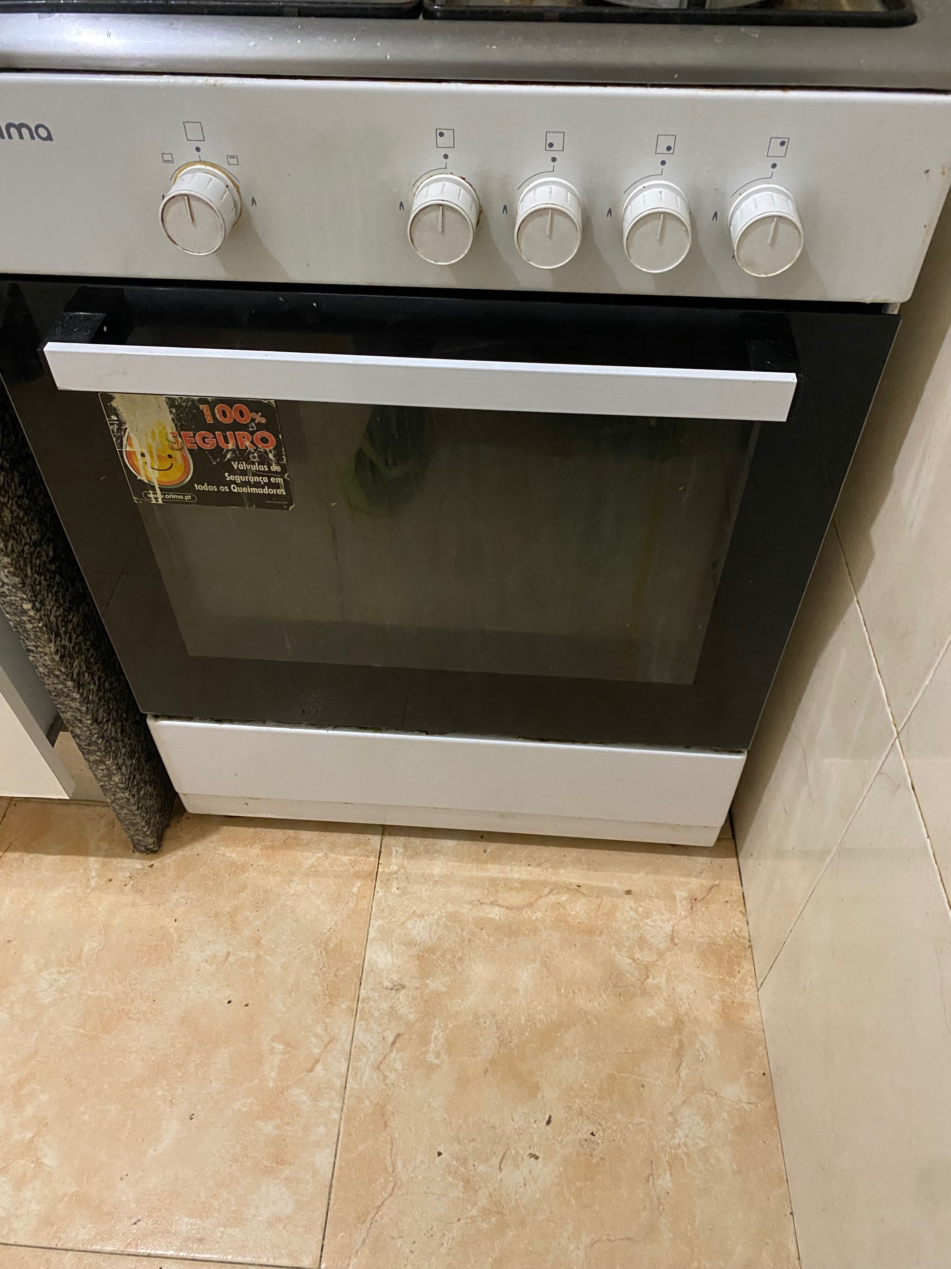 Frigorífico, máquina de roupa (p), fogão gás natural e termoacumulador