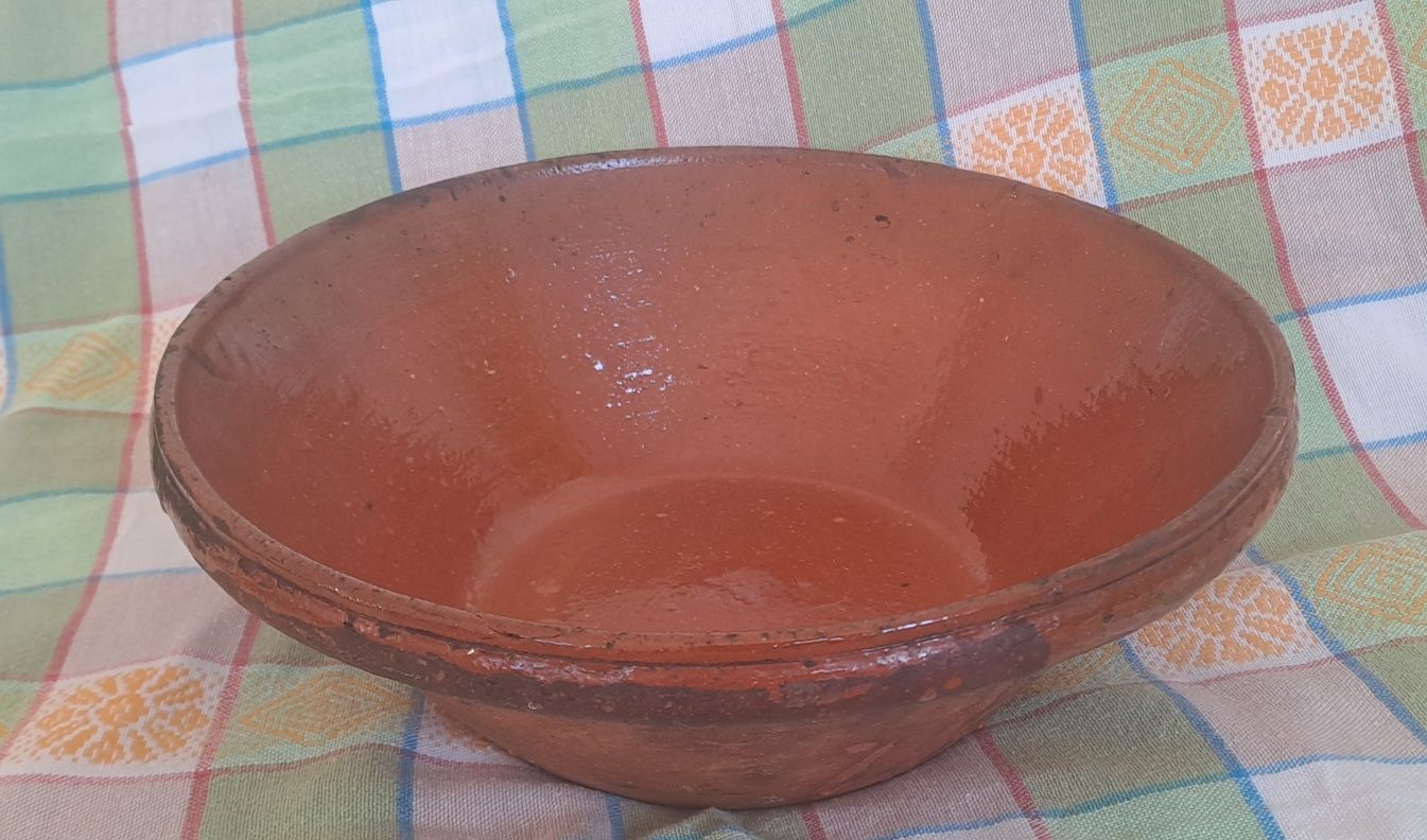 Alguidar em barro antigo