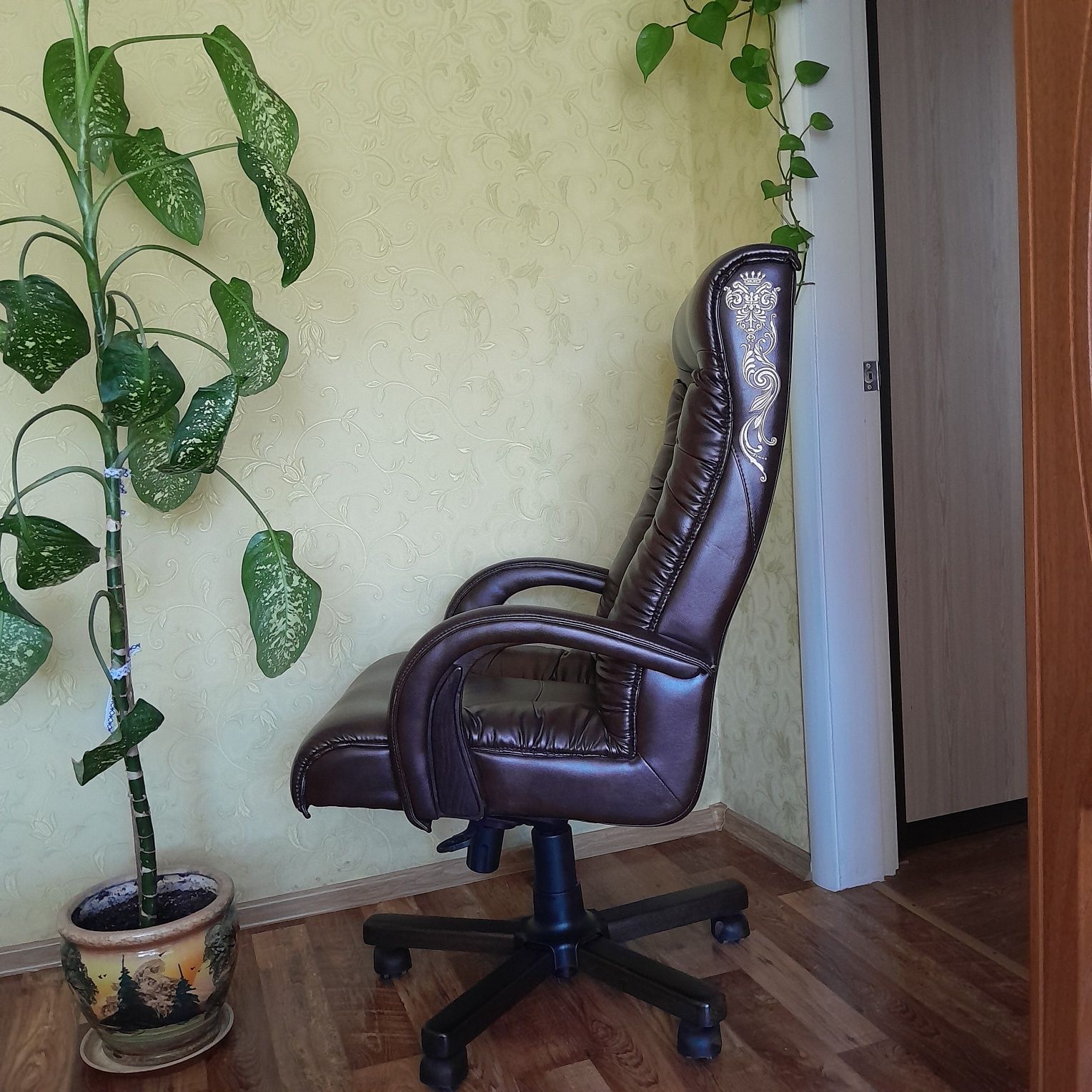 Офісне крісло для роботи та ігор