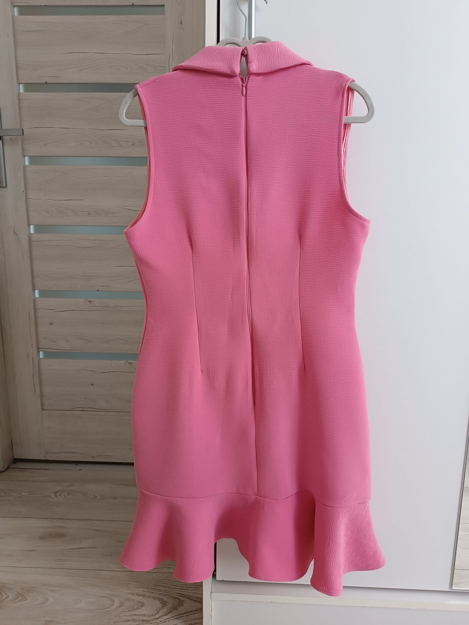 Różowa sukienka garniturowa z falbanką River Island - rozmiar M/L