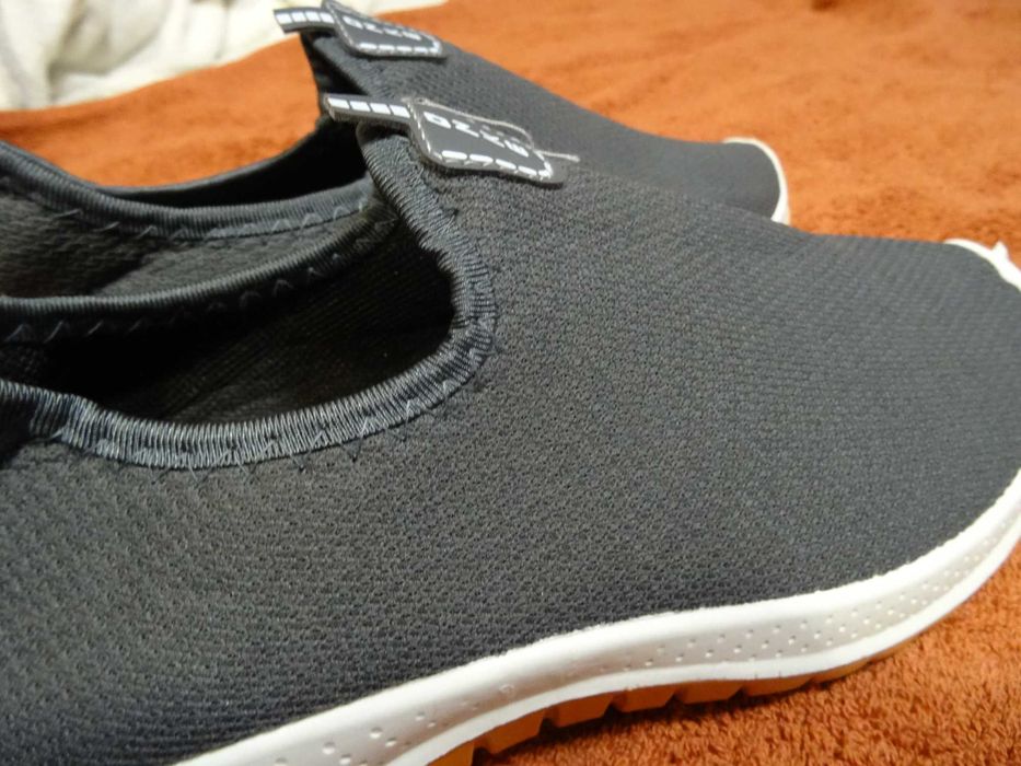 Damskie sneakersy wsuwane, z okrągłym noskiem. 39. Długość stopy ok 25