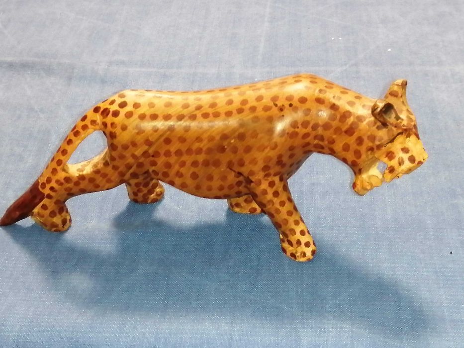 Conjunto de leopardo e elefante de artesanato africano em madeira.