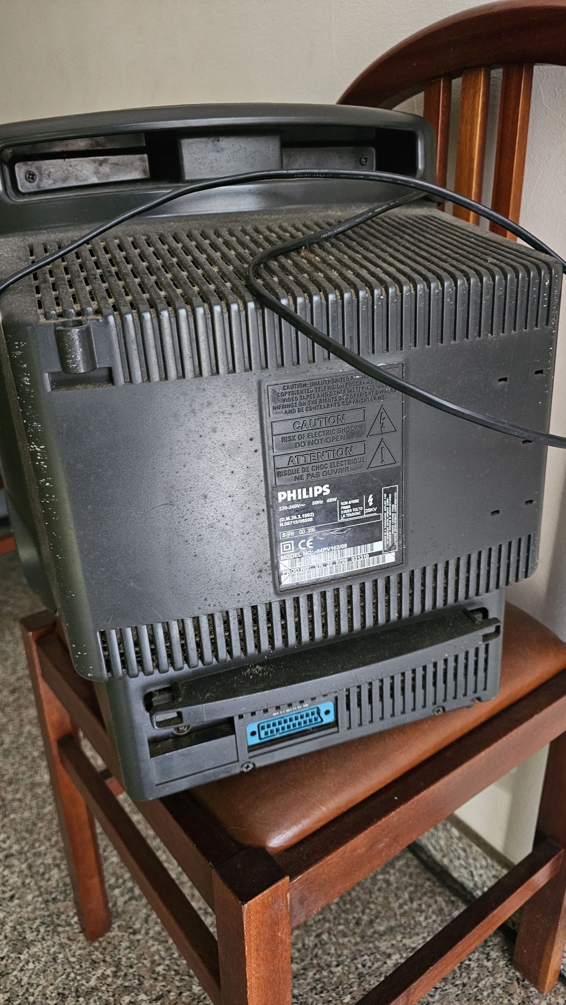 Duas televisões com leitor de cassetes Philips