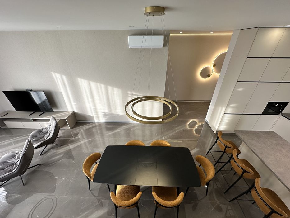 Будинок в закритому котеджному містечку з шикарним новим ремонтом