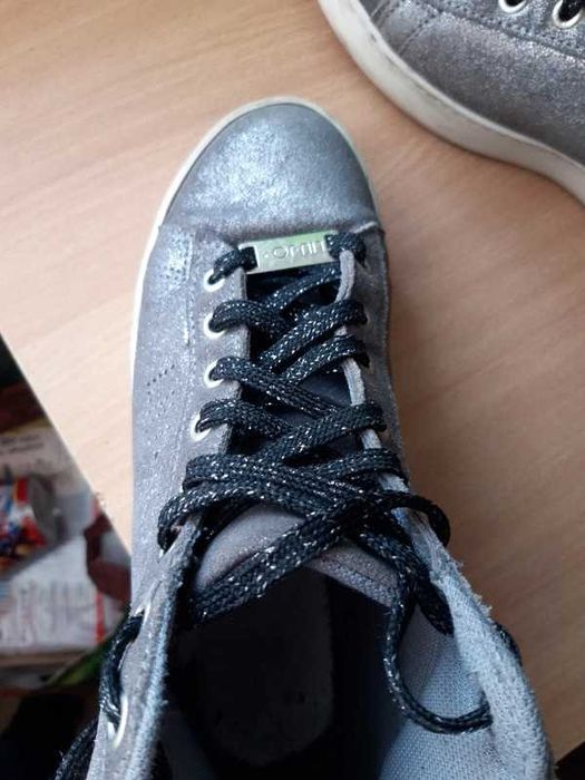 Buty wiązane na platformie r.38 srebrne, siwe z brokatem