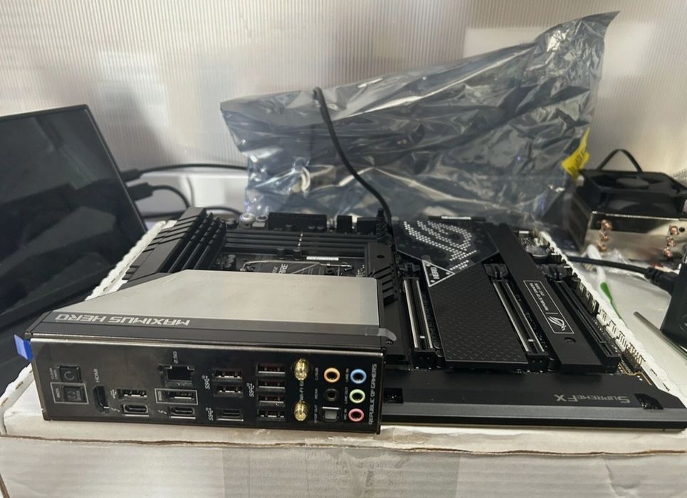 Pack Motherboard Asus ROG Maximus Z690 Hero + CPU i7-12700K