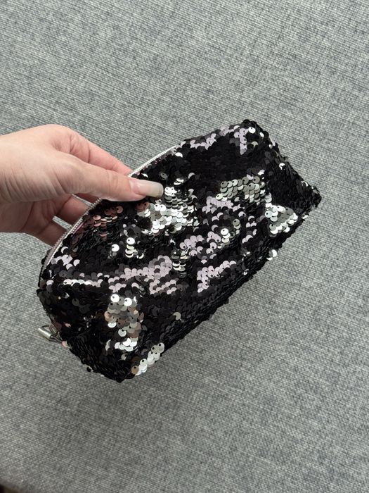 Cekinowa kosmetyczka dwukolorowa czarno-srebrna