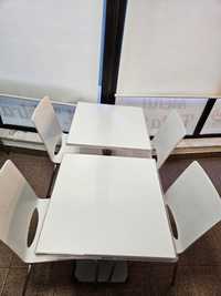 Conjunto de mesas com cadeiras