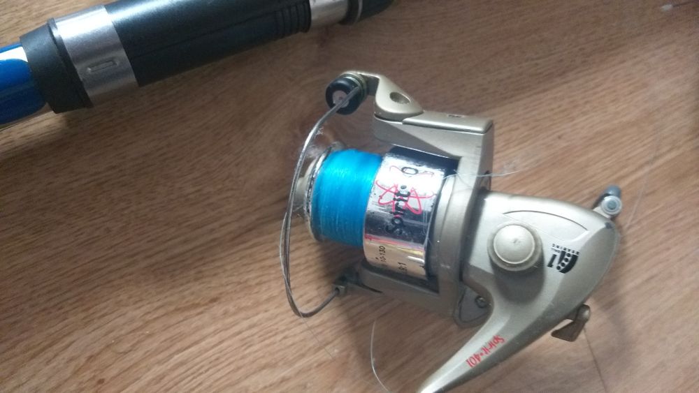 Canas pesca com carretos